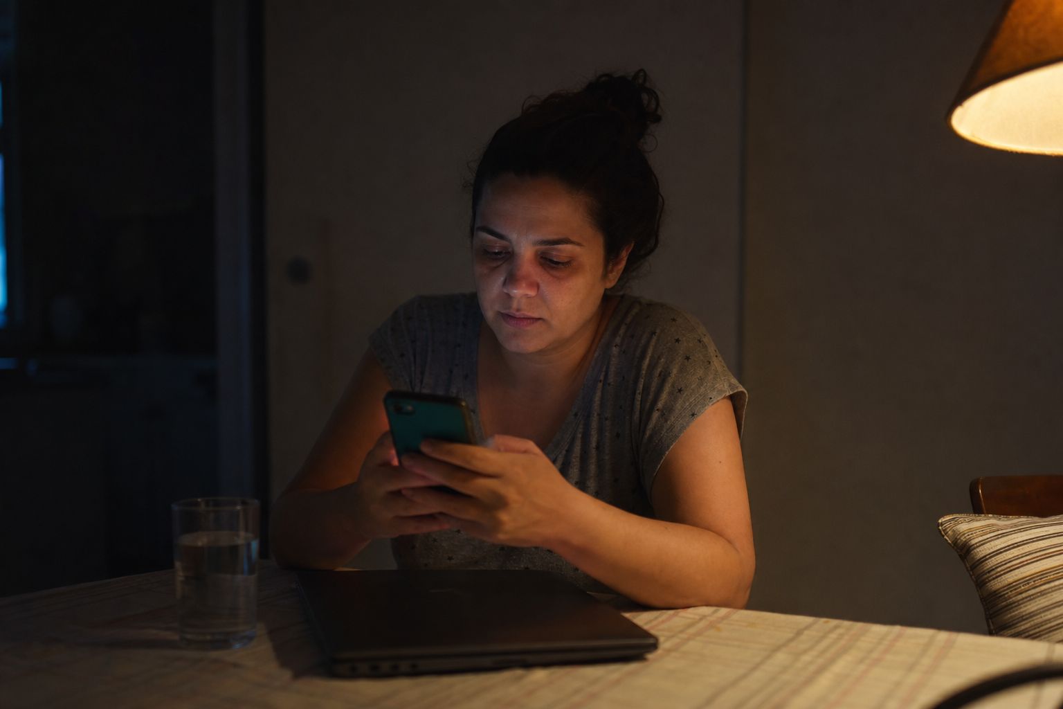 Testadora concluindo a última etapa de um teste à noite