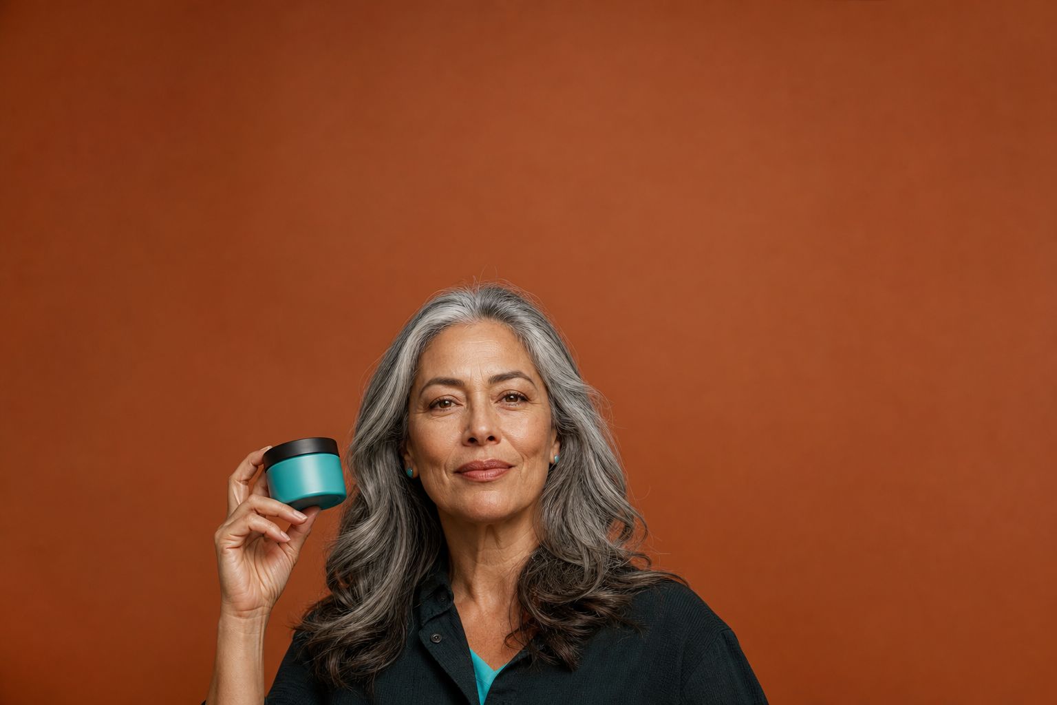 Retrato de uma testadora segurando o produto que avaliou